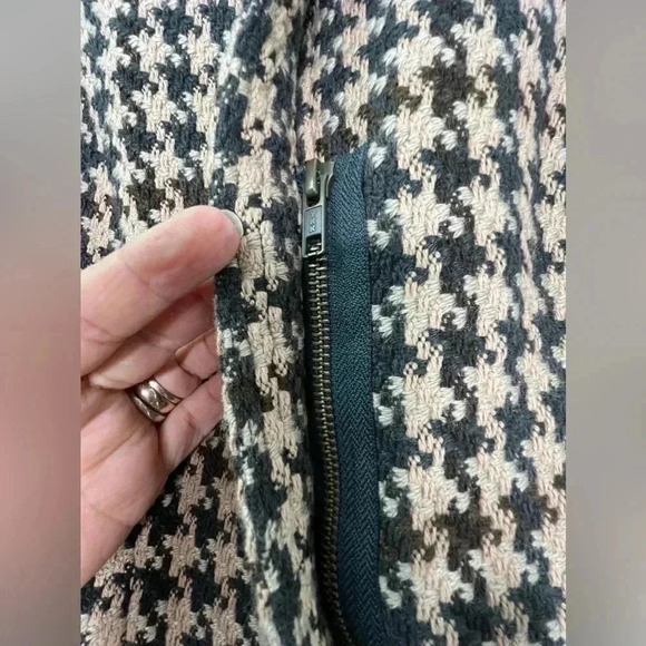 CAbi women's houndstooth tweed zip front cropped jacket
Sz 4 - Picture 8 of 16